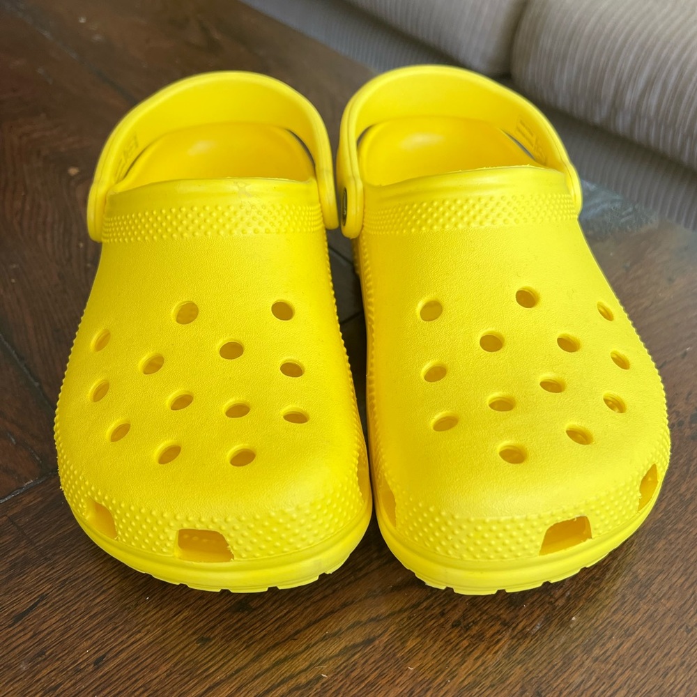 New men’s size 5 / women’s size 7 yellow crocs. Never worn.